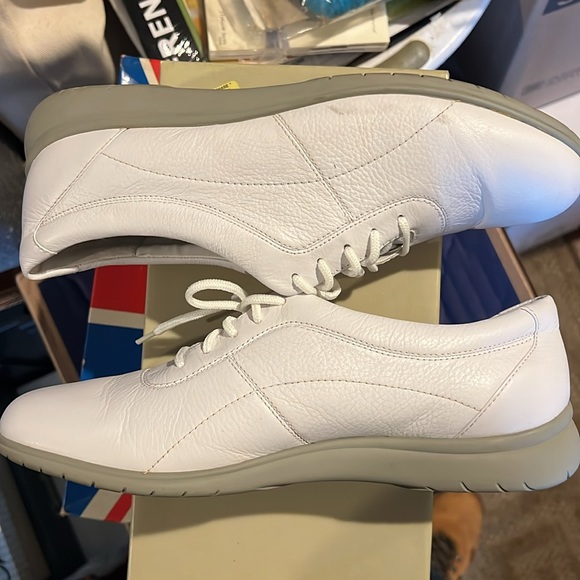 Women’s size9 1/2 medium white Easy Spirit shoes in nearly new condition - Picture 5 of 8